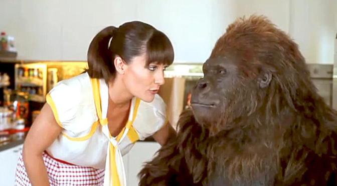 Victoria alle prese col gorilla del celebre spot. Web